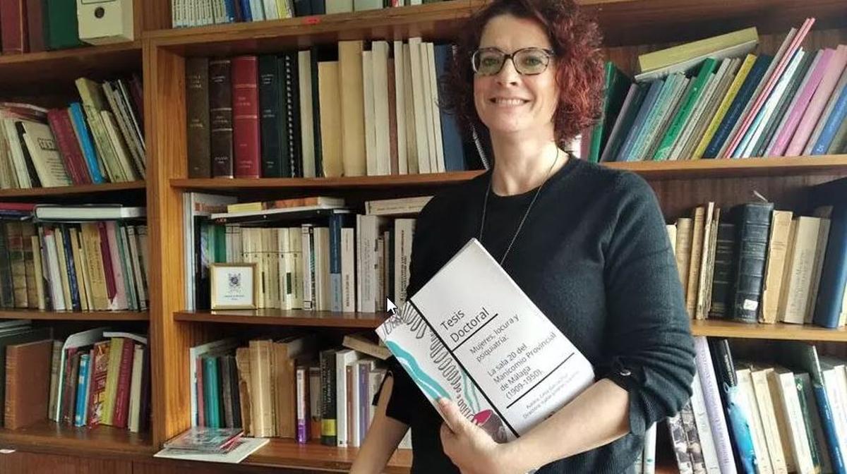 La profesora Celia García Díaz, en su despacho de la Facultad de Medicina.