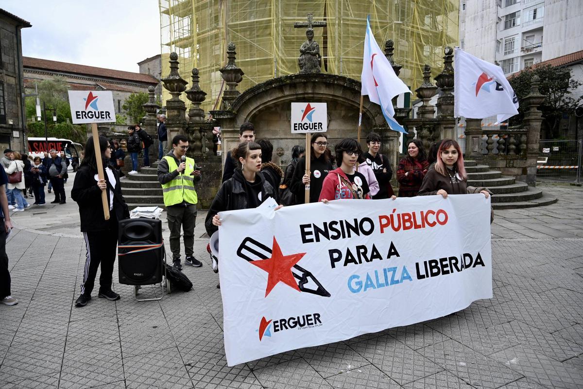 Concentración de estudiantes en la plaza de la Peregrina.