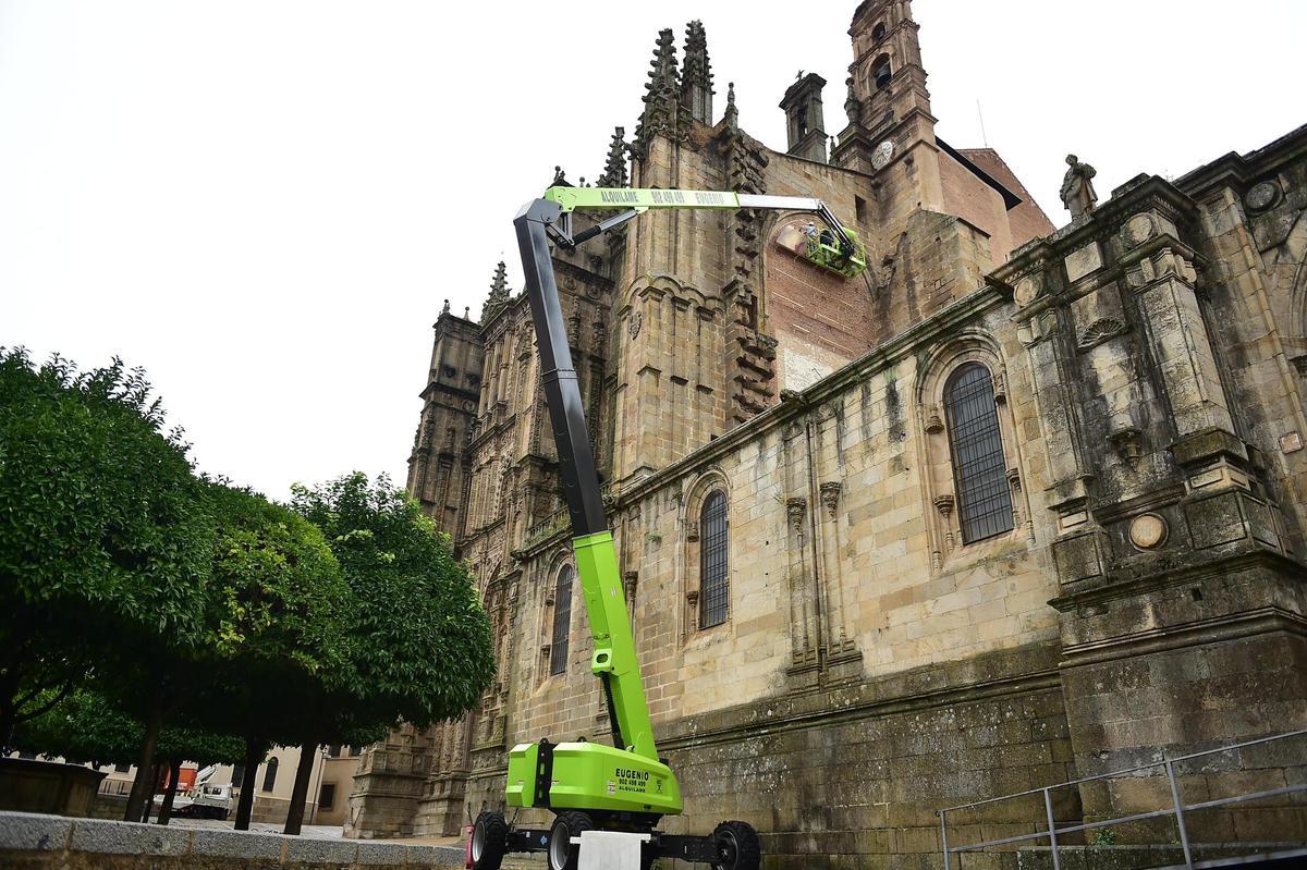 Desmontaje del 'Descendimiento' de Brea de la catedral de Plasencia.