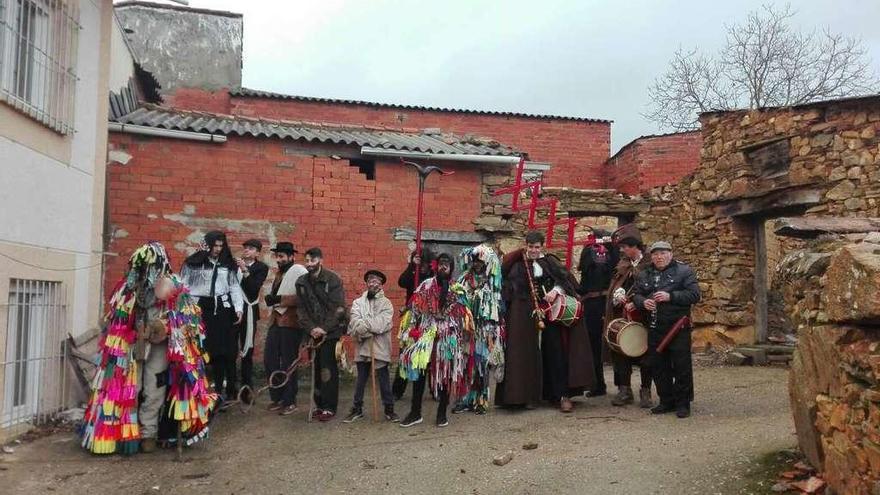 Los once componentes de la mascarada, listos para revivir la tradición de &quot;Los Diablos&quot;.