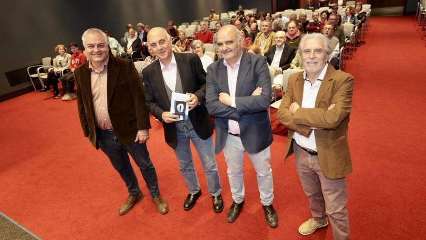 Por la izquierda, Juanjo Valle-Inclán, Julio Rodríguez, Manuel Pozo y Antonio Blázquez, ayer, en el Club LA NUEVA ESPAÑA. | IRMA COLLÍN