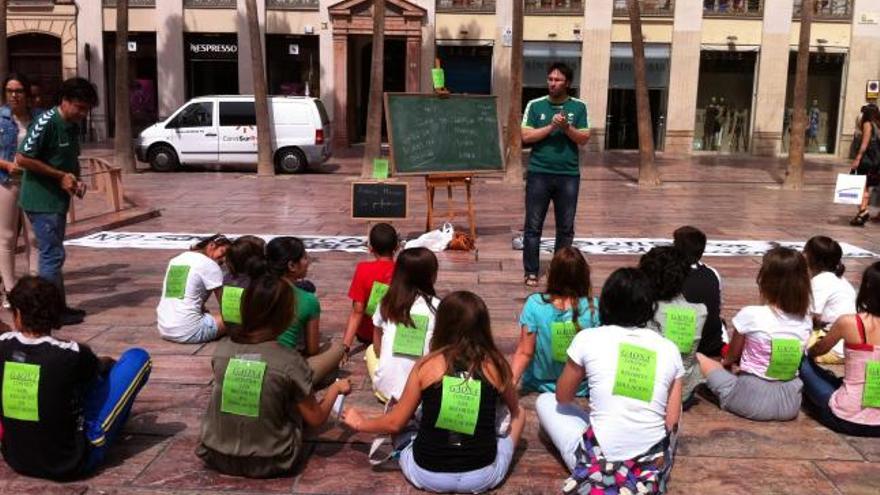 Imagen de los alumnos, durante su clase en la plaza de la Constitución.