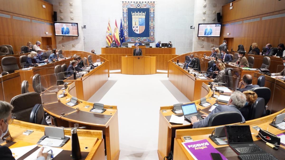 El consejero de Hacienda, Carlos Pérez Anadón, toma la palabra en el debate de la totalidad de los presupuestos se ha celebrado este viernes, en las Cortes de Aragón.