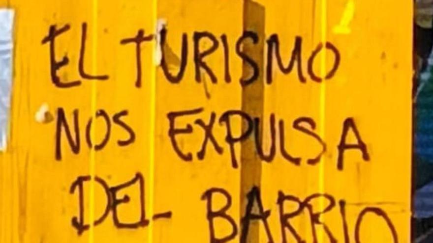 Los problemas no van por barrios, así que esta pintada junto a la ría de Bilbao y el Mercado de La Ribera demuestra que los vicios del turismo son contagiosos y que Mallorca perderá la batalla de la reivindicación vecinal.