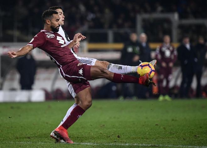 Koffi Djidji del Torino y Cristiano Ronaldo van a por el balón durante el partido de la Serie A italiana entre Torino y Juventus oen el Estadio Olímpico de Turin.