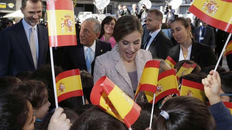 Los Reyes saludan, ayer, a un grupo de escolares a las puertas del Cámara Municipal de Oporto. // Efe