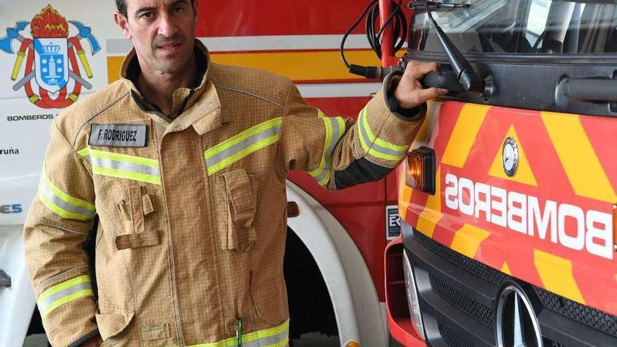 Francisco Rodríguez, ayer, en el Parque de Bomberos de A Coruña.