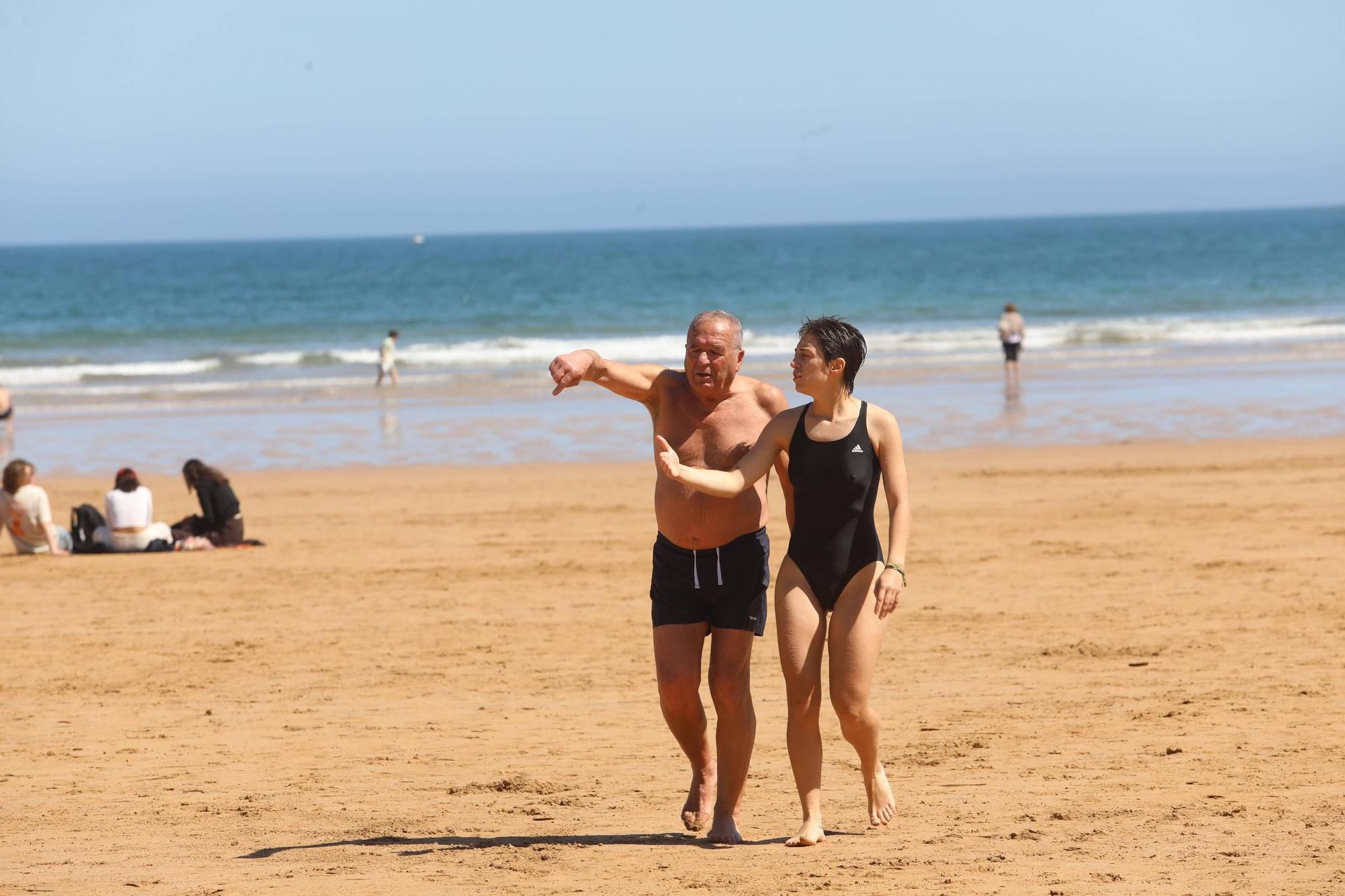 La primavera adquiere tintes veraniegos en Asturias: así fue la jornada de calor en Gijón