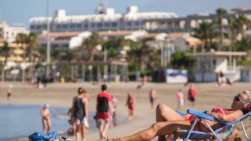 Turistas en la playa de Los Cristianos, al sur de Tenerife.