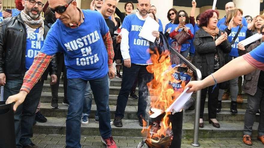 Funcionarios de Justicia queman nóminas de forma simbólica en una protesta en abril ante los Nuevos Juzgados.