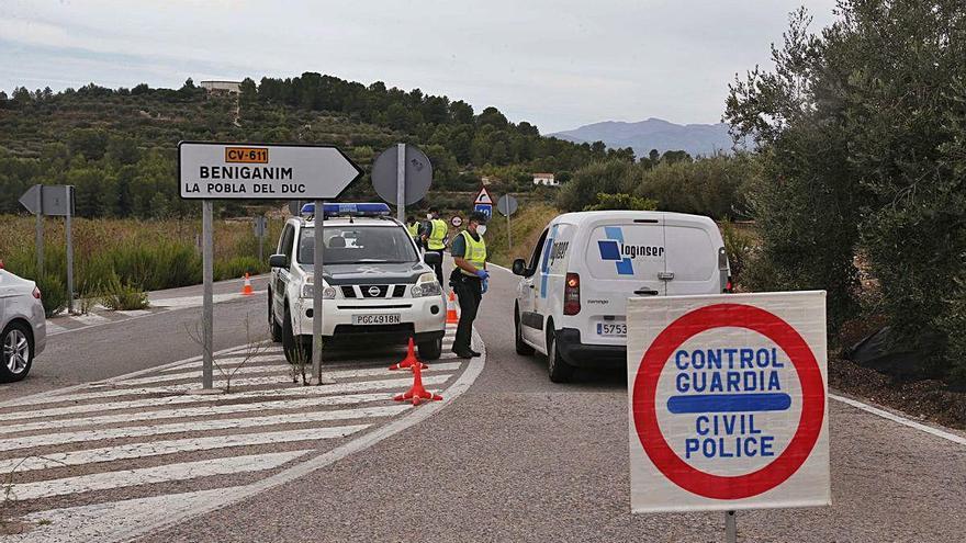 La Guardia Civil, ayer, en uno de los controles de acceso a Benigànim.