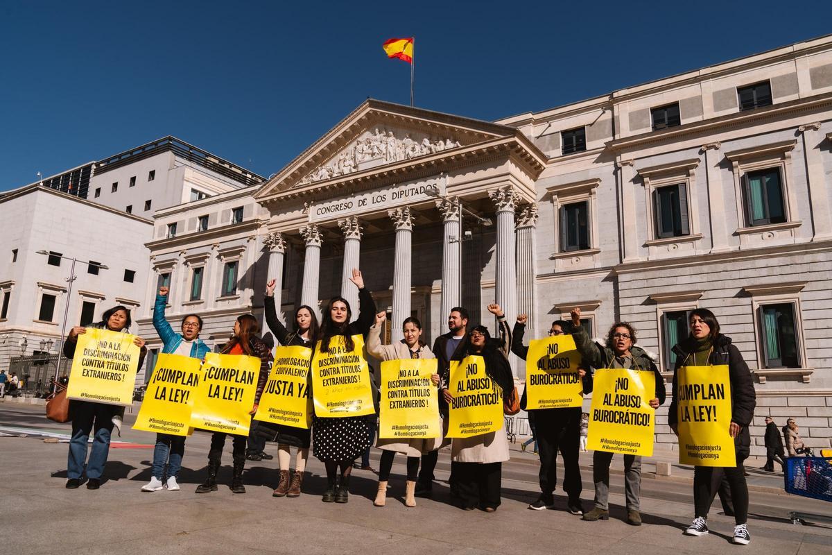 Sanitarios migrantes claman en toda España por el atasco en las homologaciónes: Solo queremos trabajar