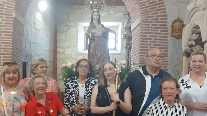 Autoridades, mayordoma y vecinos posan con la imagen de la Virgen de la Paz.