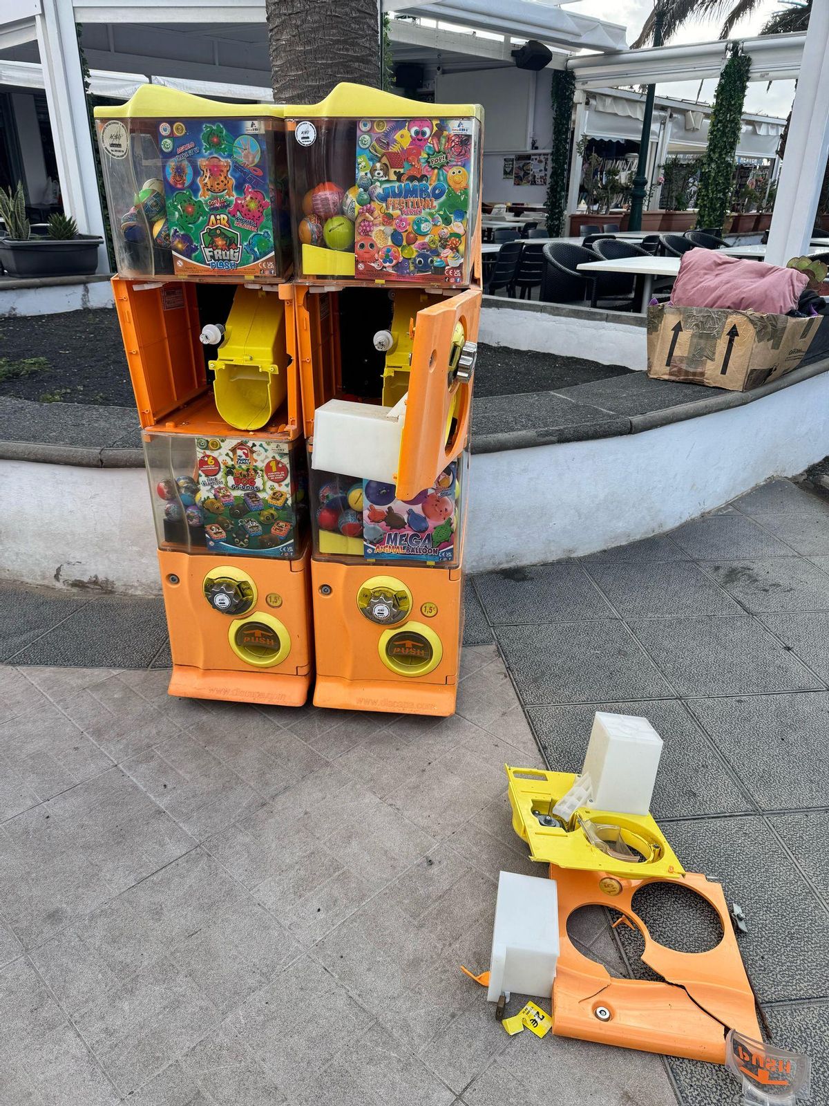 Rompen una máquina expendedora de bolas para robar la recaudación en un centro comercial de Costa Teguise, en Lanzarote