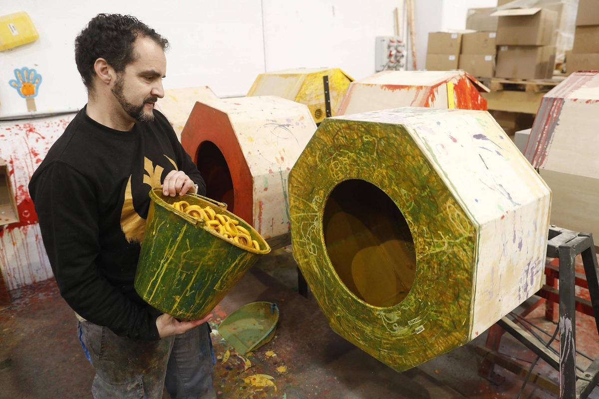 Les anelles de fusta, passant per un bany de color.