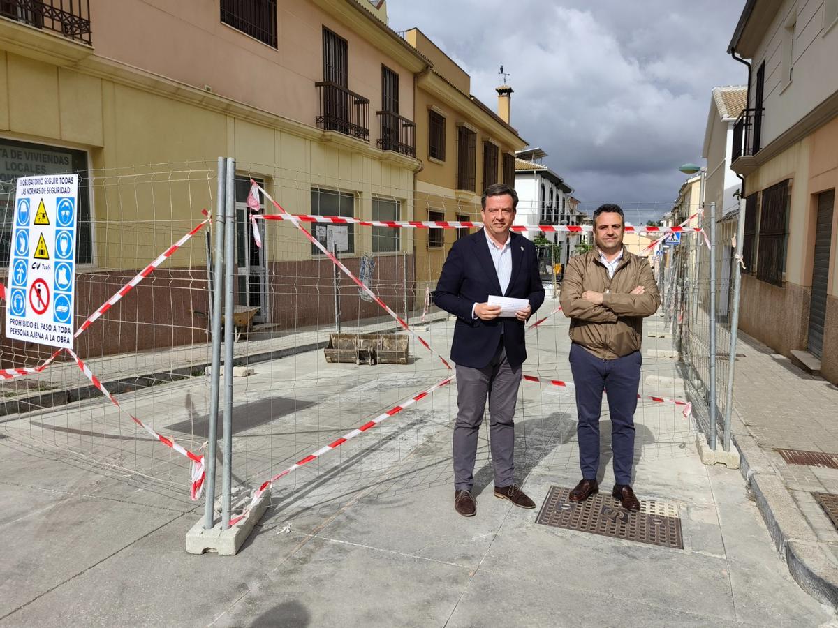 Aurelio Fernández y Javier Pineda informan sobre las obras del PFEA en Lucena.