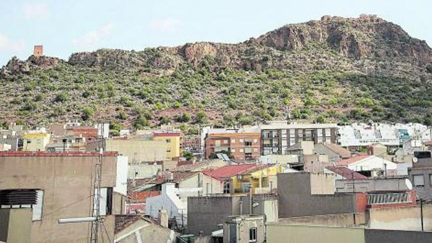 Imagen del casco urbano de Almenara y al fondo el emblemático castillo, de origen árabe. | MIGUEL ÁNGEL SÁNCHEZ