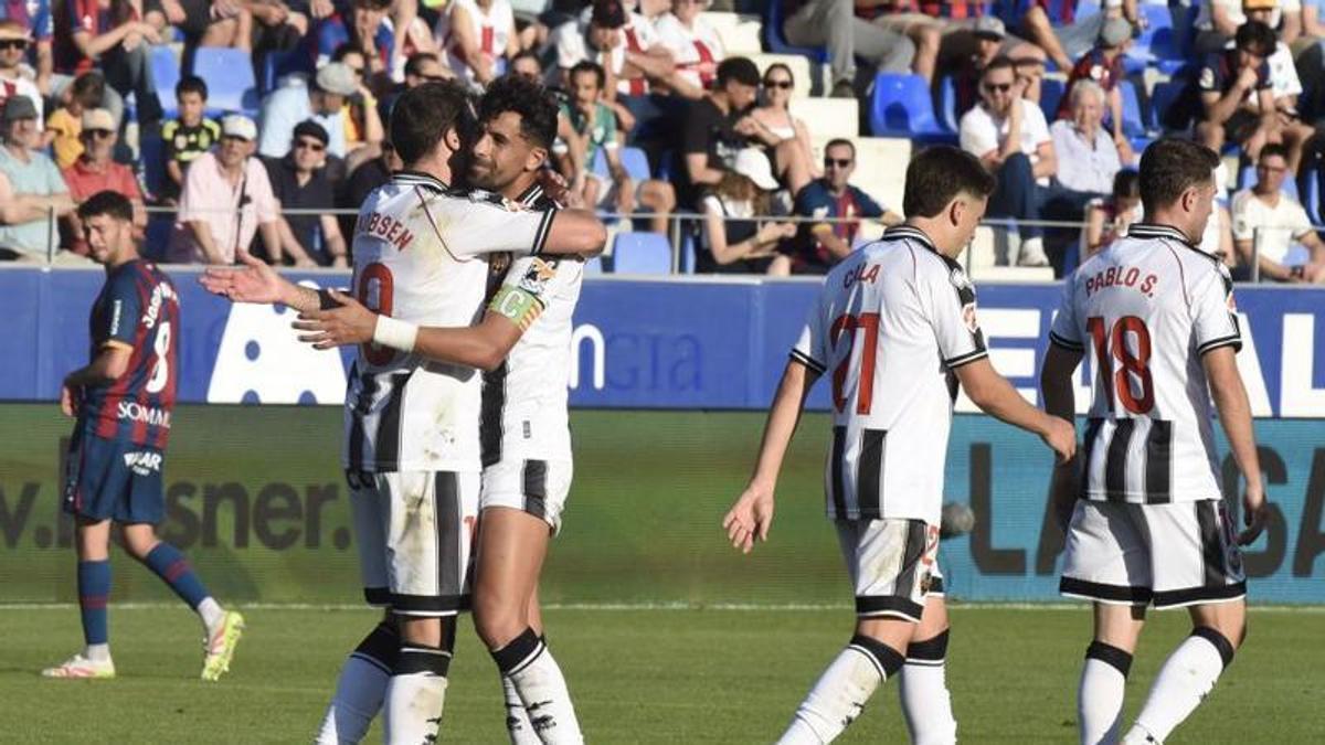 Jakobsen y Alberto, dos de los destacados, se abrazan tras el 0-1 de Camara en Huesca.