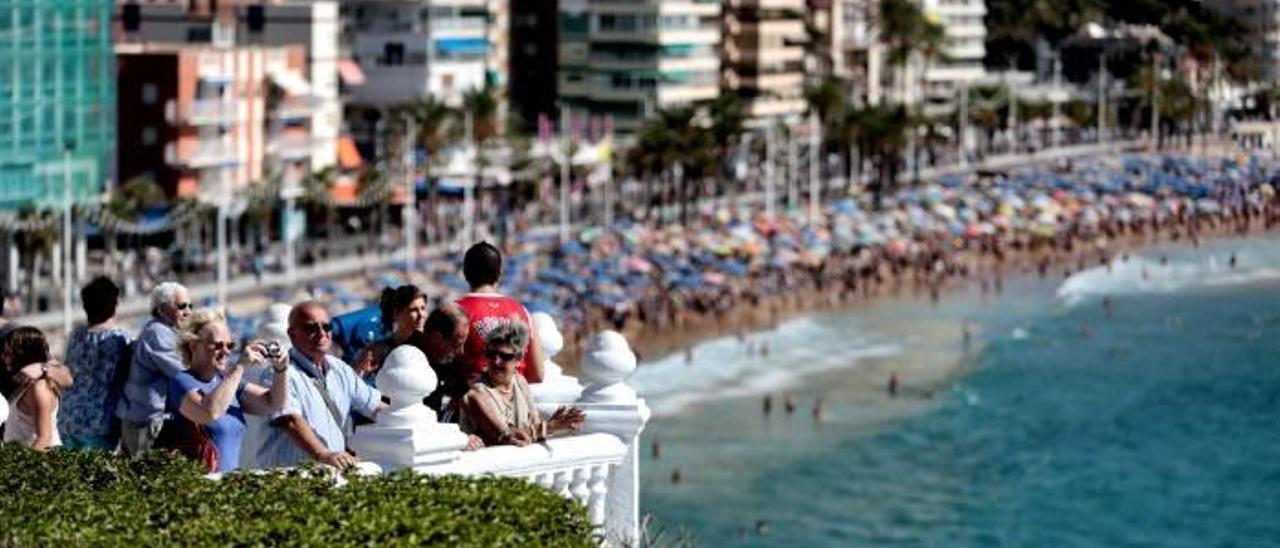 Turistas en un mirados del Castillo de Benidorm