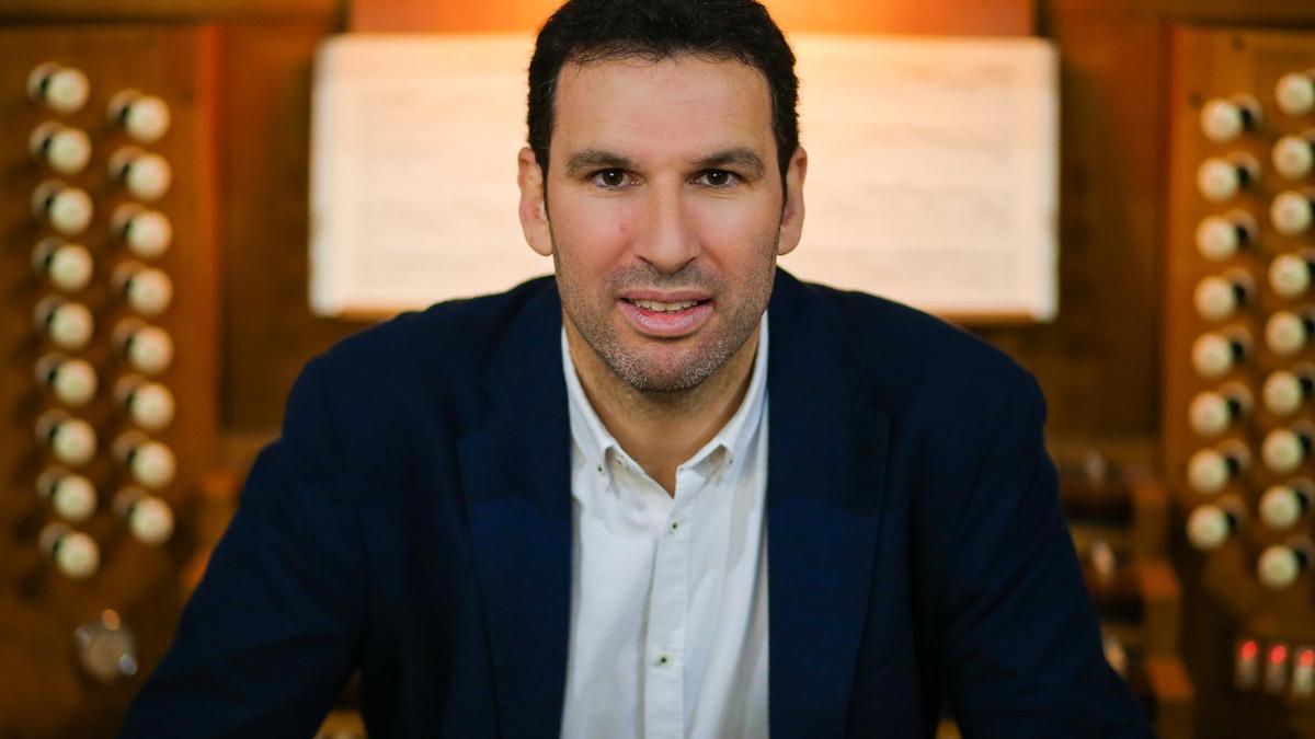 El organista Arturo Barba.