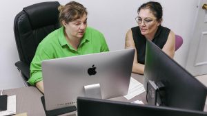 Ana, junto a una trabajadora la asociación Aires, redacta su Plan de Acción semestral