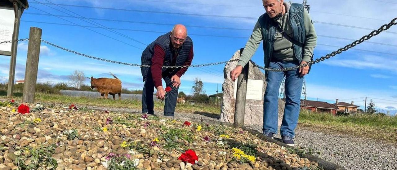 Por la izquierda, José Ramón Estévez y José Antonio Suárez, los nietos de Genaro Estévez y Antonio Suárez, en la fosa de San Miguel de la Barreda, días antes del homenaje. | I. G.