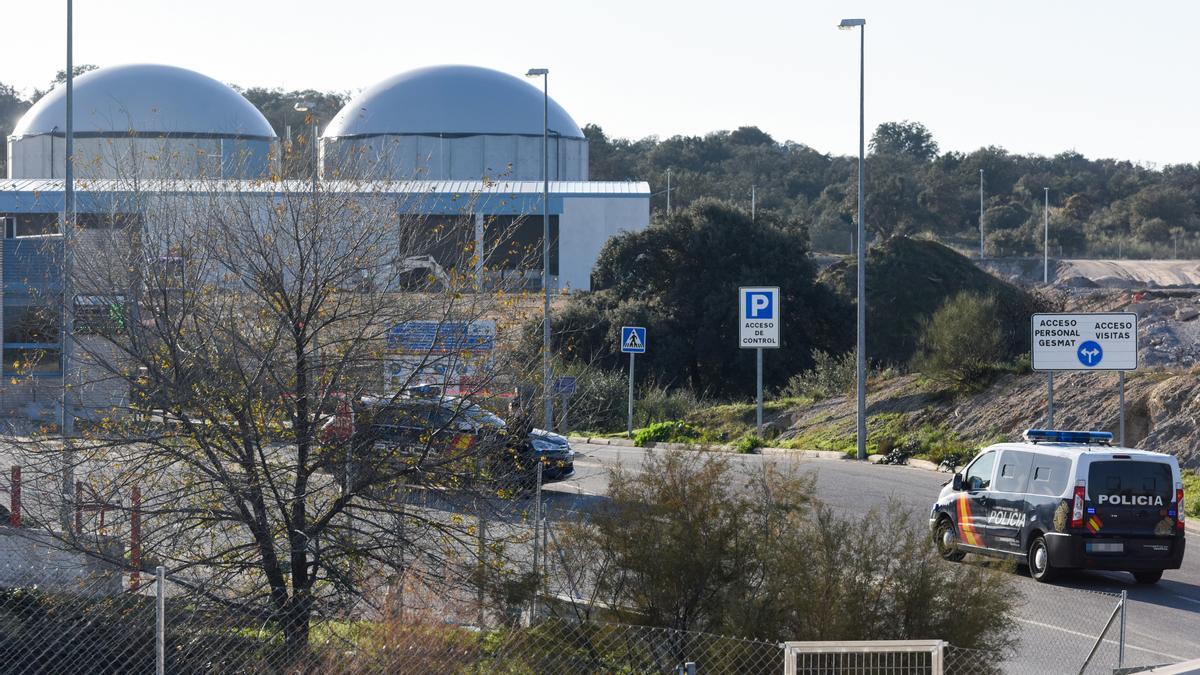 Varios vehículos de la Policía Nacional en el vertedero Ecoparque de Toledo.