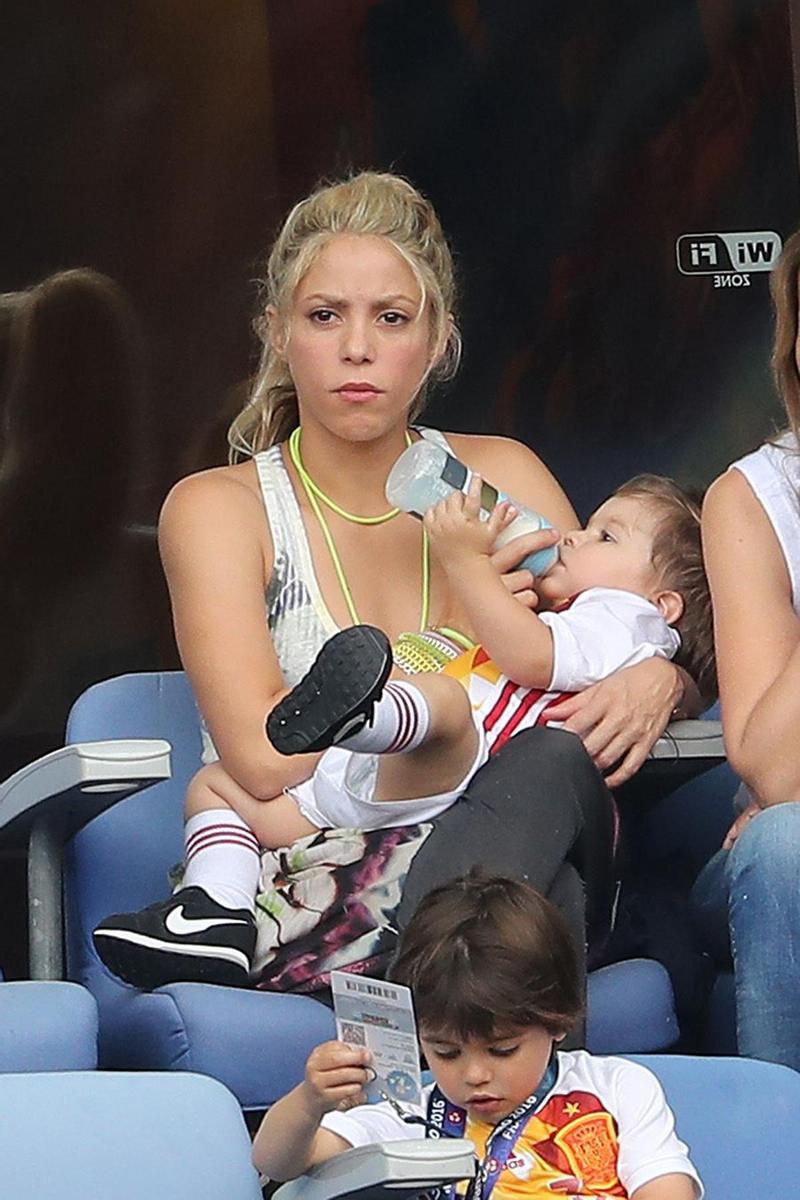 Shakira le dio el biberón a Sasha en estadio de Saint Dennis