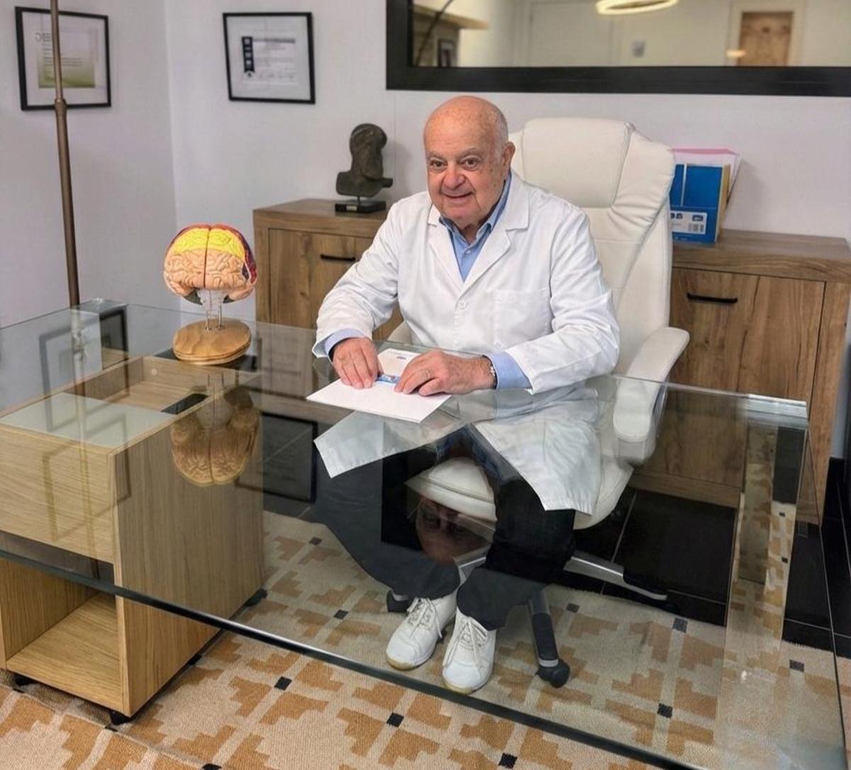 El doctor Esteban Keklikian en su consulta de Medicina del Estrés.