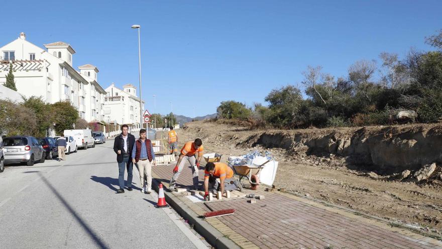 Operarios trabajan en el arreglo de la avenida que discurre por Las Chapas.