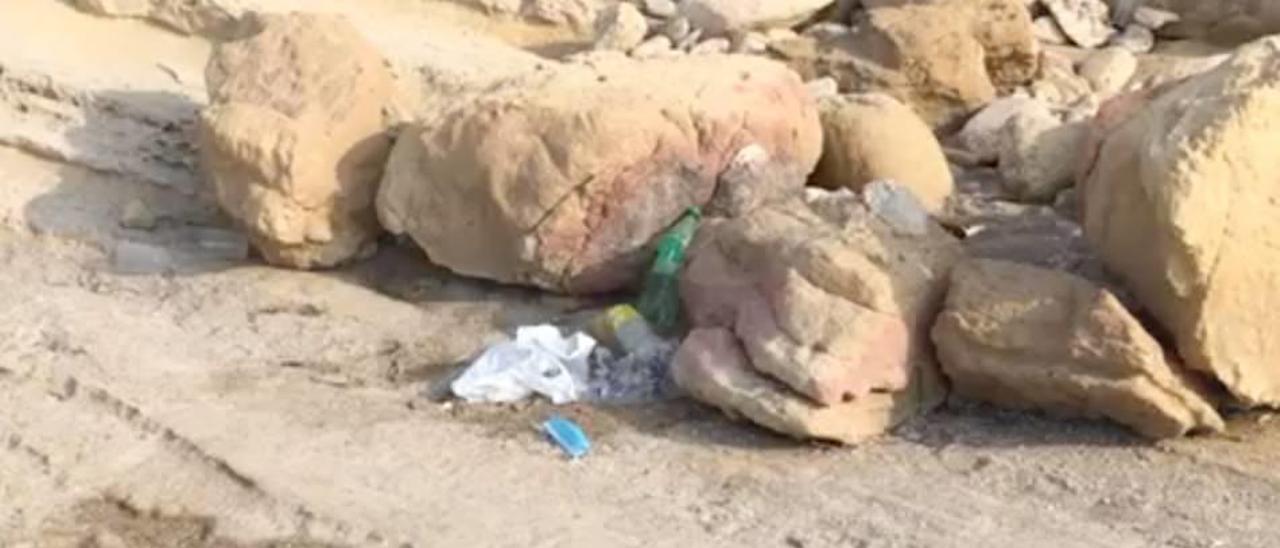 Botellas y otros desperdicios en el Cabo de la Huerta