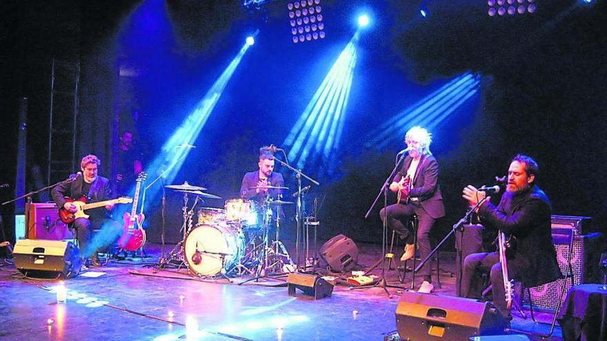 Músicos de la banda Elefantes interpretan una de sus canciones en el concierto ofrecido en Toro.