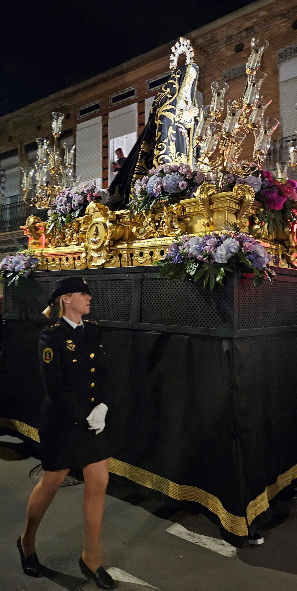 La Dolorosa del Cabanyal sale con escolta fallera