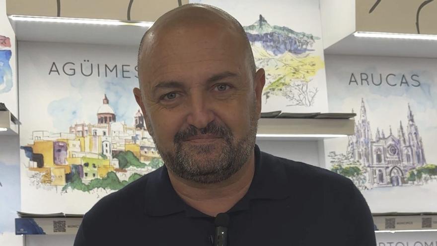 Carlos Álamo, consejero de Turismo de Gran Canaria, repasa detalles de la prueba. | |