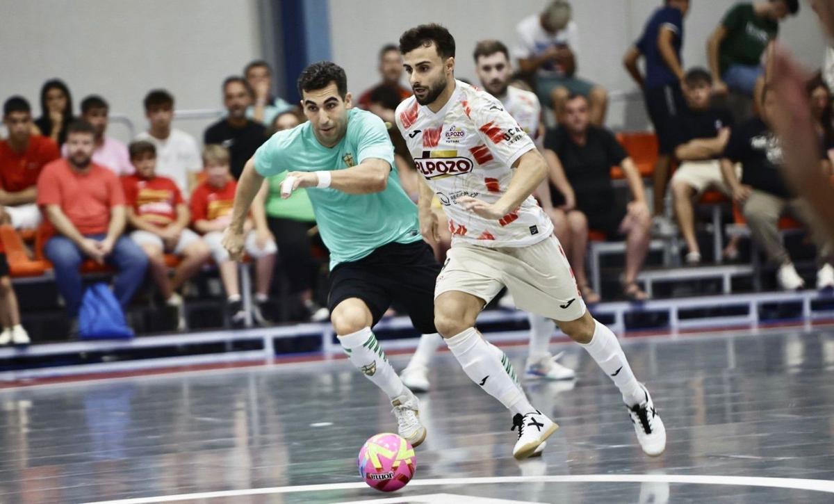 El egabrense César Velasco, con el balón controlado.
