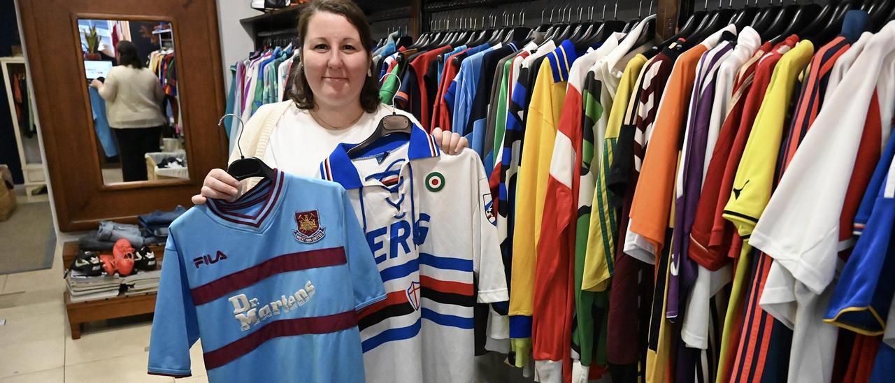 Las camisetas deportivas figuran entre los productos más demandados en Vintage Village.