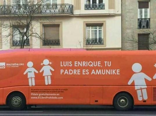 Las críticas al vehículo transfóbico del colectivo ultracatólico corren en forma de humor por las redes sociales.