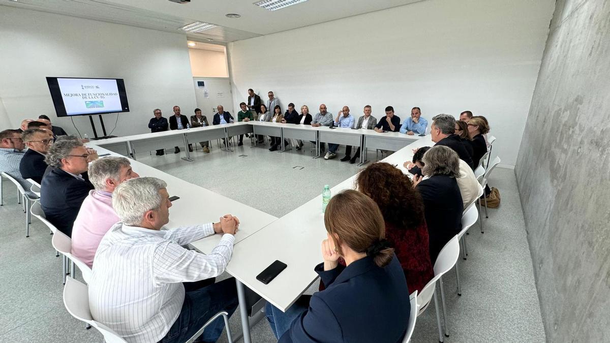 Un momento de la reunión del conseller Martínez Mus con alcaldes y empresarios de la Vega Baja en el CDT de Torrevieja