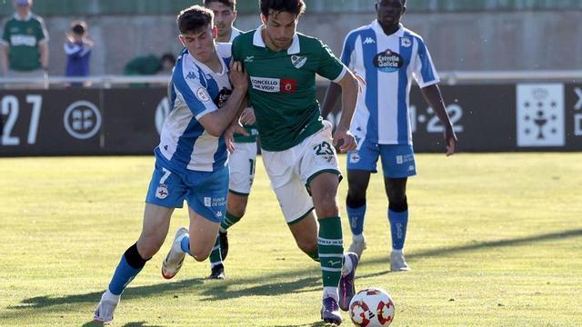 Borja Domínguez, del Coruxo, conduce el balón ante la presión del deportivista Guerrero durante el partido de ayer. |  José Lorea