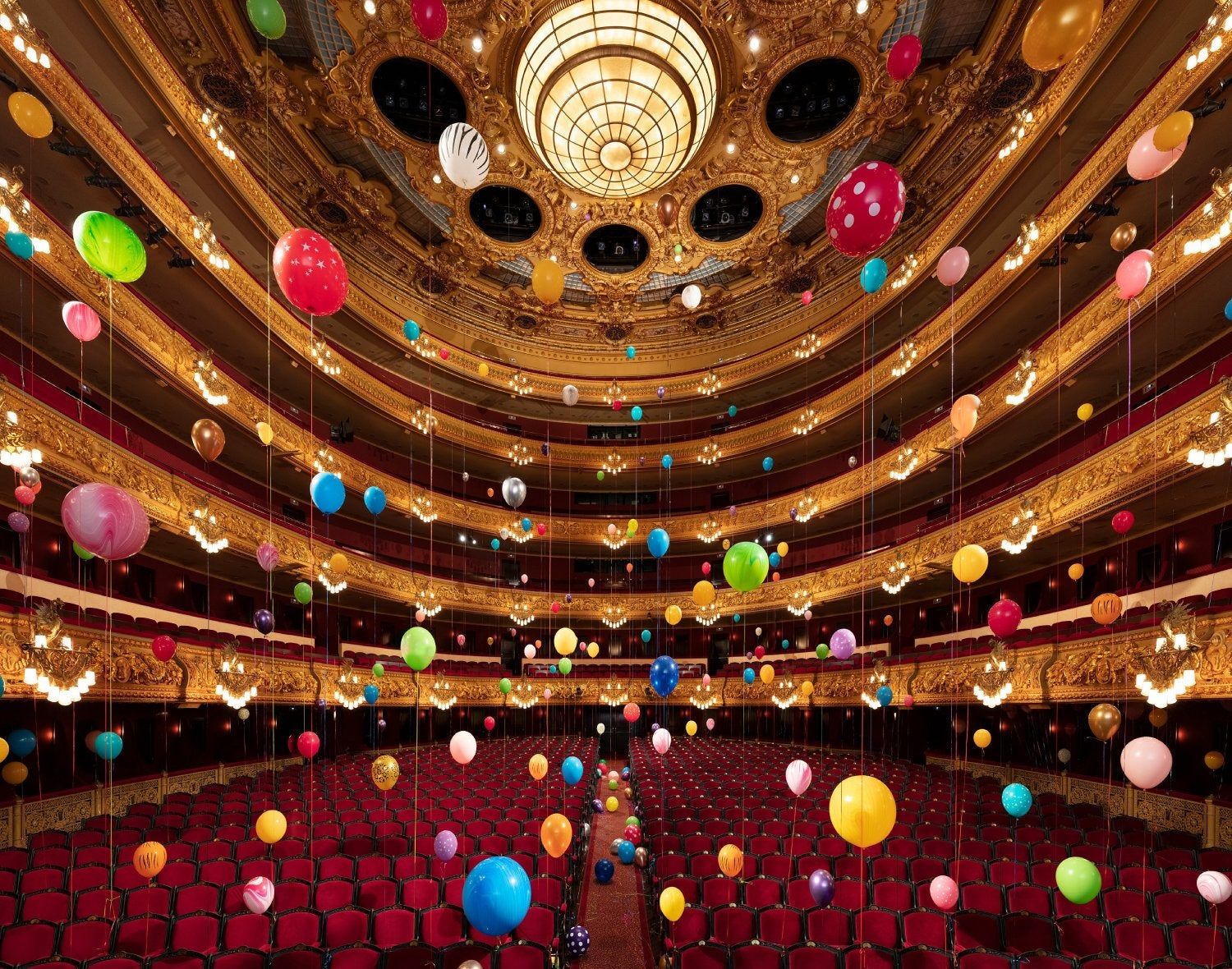 Así fue la instalación efímera de Flávia Junqueira que inundó el Gran Teatre del Liceu de globos