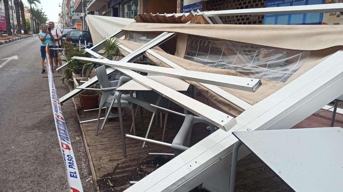 Estructura de la marquesina de la terraza en la avenida de las Habaneras