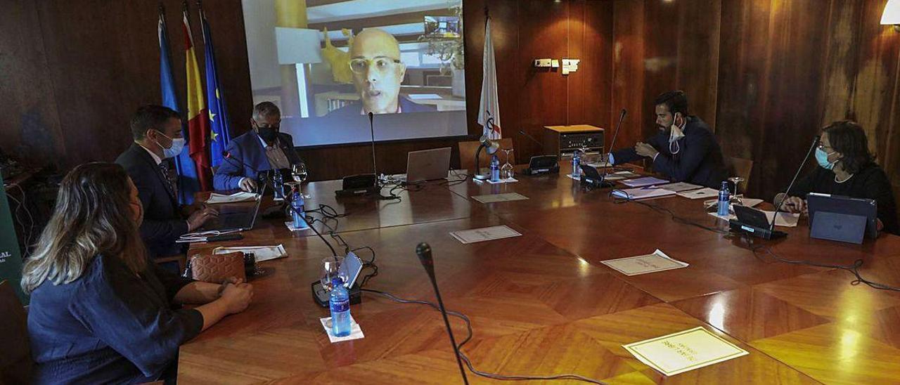 Francesc Pedró (en la pantalla), durante su intervención en los cursos de La Granda.