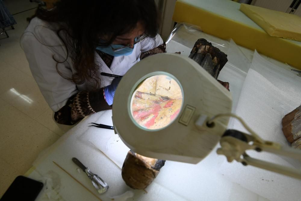 Alumnos de la Escola de Restauración de Pontevedra hacen prácticas en el taller. // Gustavo Santos