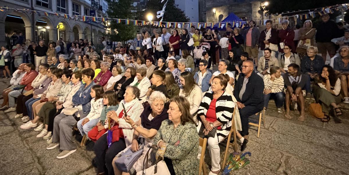 Parte do público asistente á terceira Noite Tradi, de Ribeira.