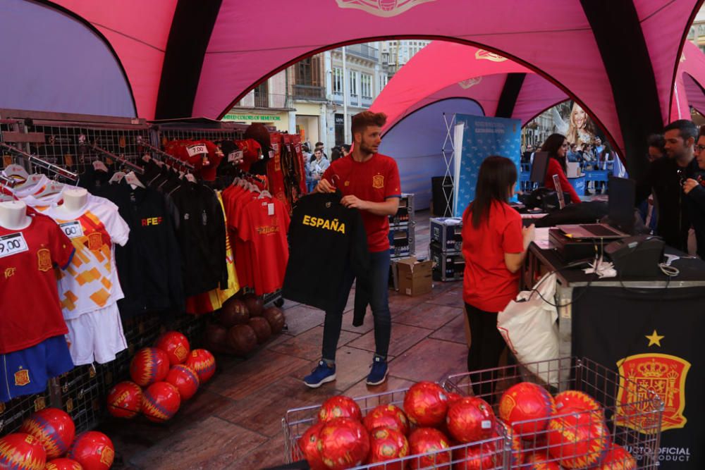 Cientos de aficionados hacen cola durante todo el jueves para fotografiarse con los trofeos de La Roja