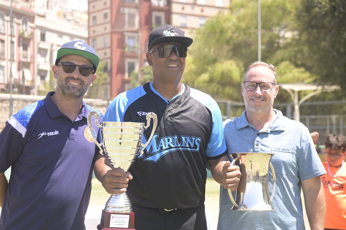 Richard Montiel, mánager del Marlins, posa con los trofeos.