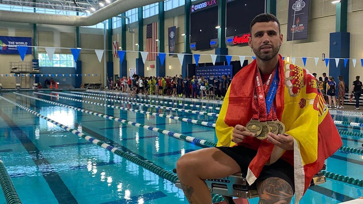 roberto Veiga, con los cuatro bronces logrados en el últimoa Mundial de Policías y Bomberos