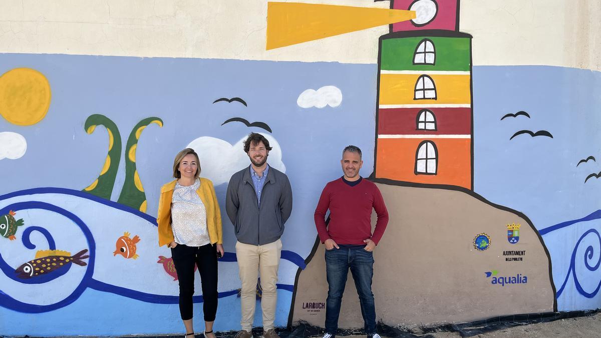 La alcaldesa, el responsables de Aqualia en Els Poblets y el director del colegio, ante el mural