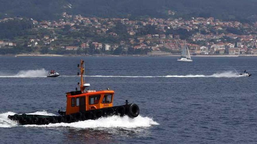 Barcos navegando en la ría de Vigo. // R. Grobas