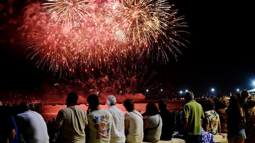 Los fuegos artificiales de la Feria de Málaga, desde la Catedral